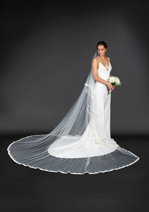 Thin lace edging veil